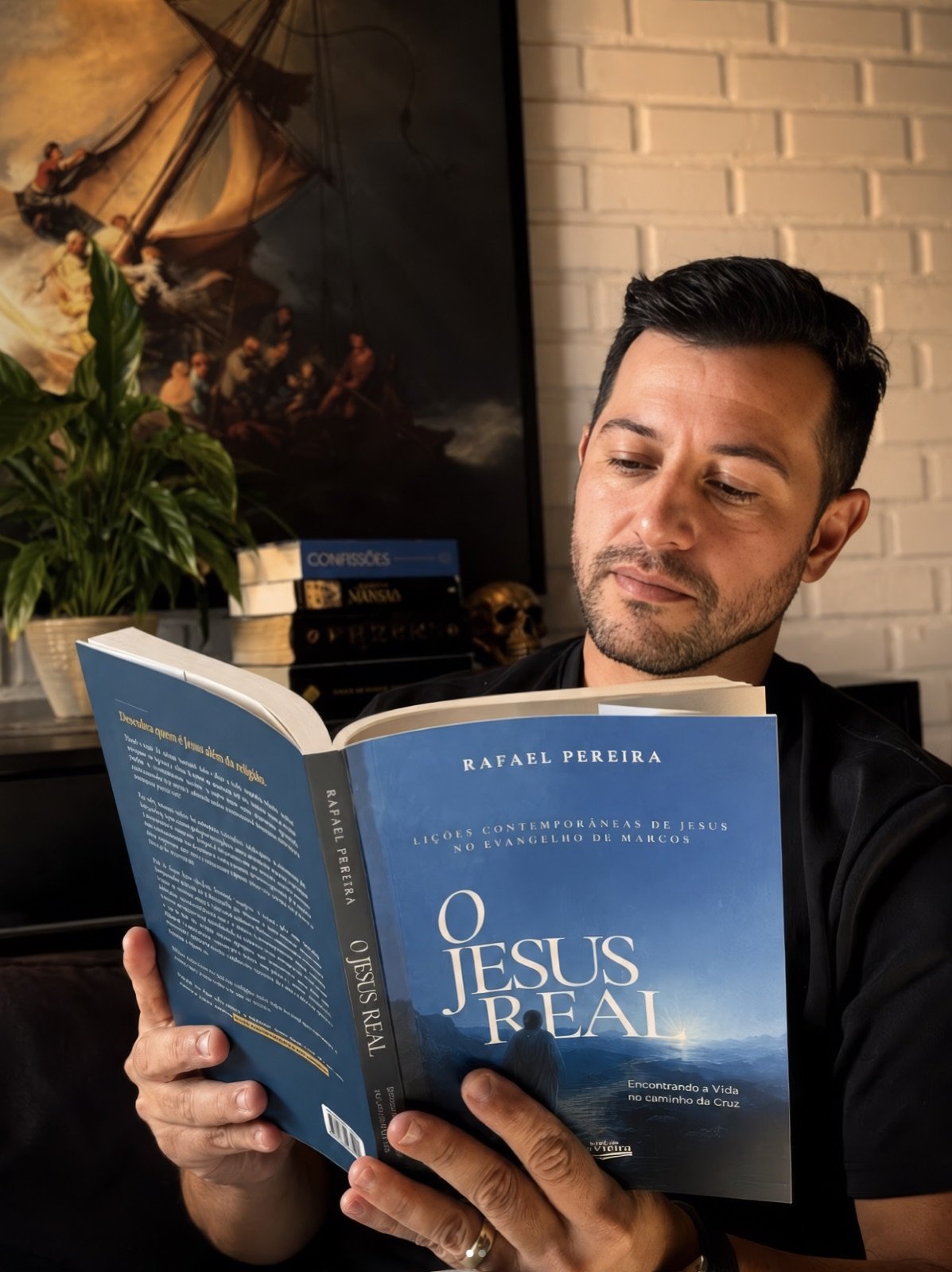 Rafael Pereira lendo o livro O Jesus Real